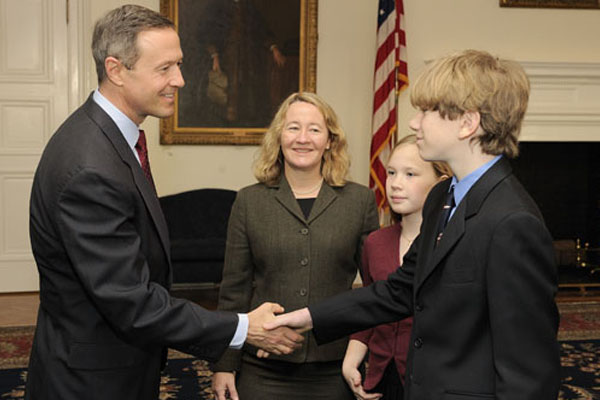 Gov. Martin O’Malley greets Carol Greider and her children, Gwendolyn and Charles, as they arrive at his office. Photo: Will Kirk/Homewoodphoto.jhu.edu
