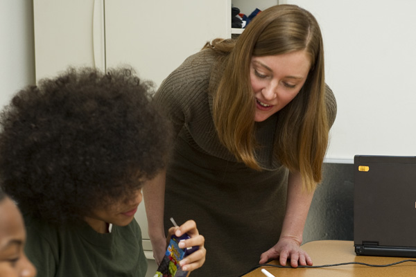 Heather Thompson, a part-time MPH student in the School of Public Health, works on a nutrition program with middle-schoolers enrolled in SquashWise. Photo: Will Kirk/Homewoodphoto.jhu.edu